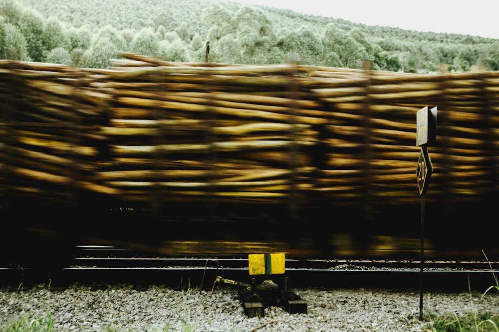 Cadre en bois brun près des arbres