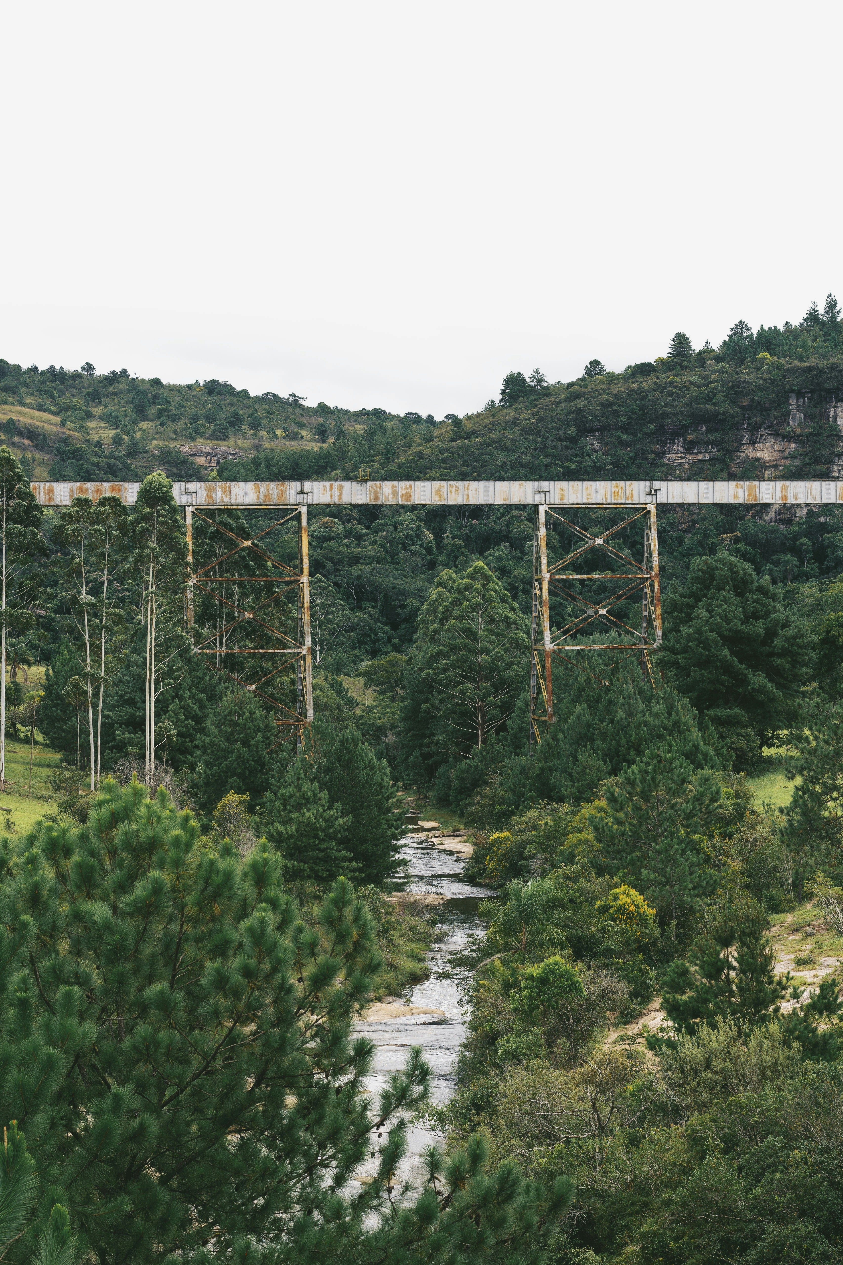 회색 금속 프레임