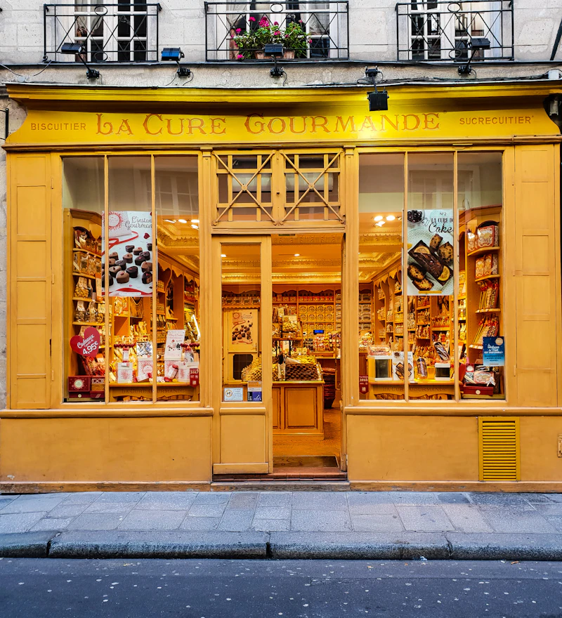 Boutique avec devanture jaune pastel — La Ruche Dorée