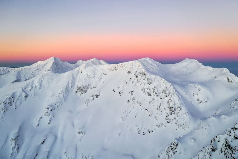 pico da montanha coberto de neve