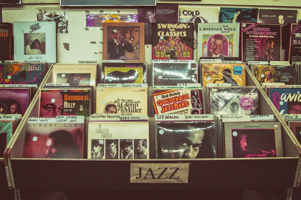 lote surtido de fundas de discos de jazz en estante