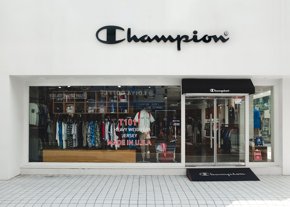 Magasin Champion en béton peint en blanc