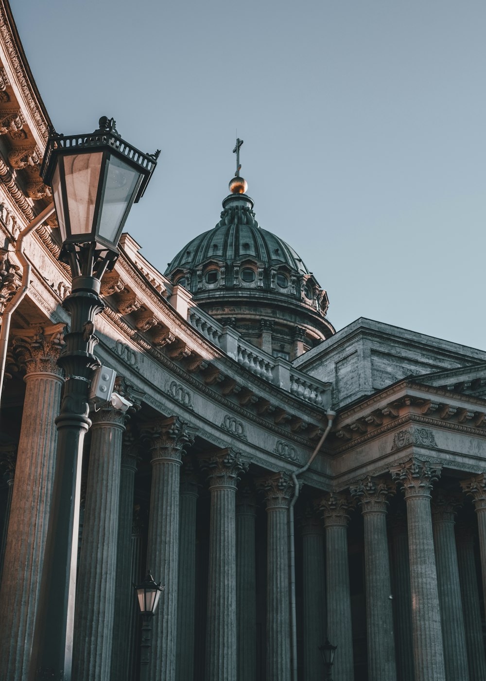 gray concrete dome building