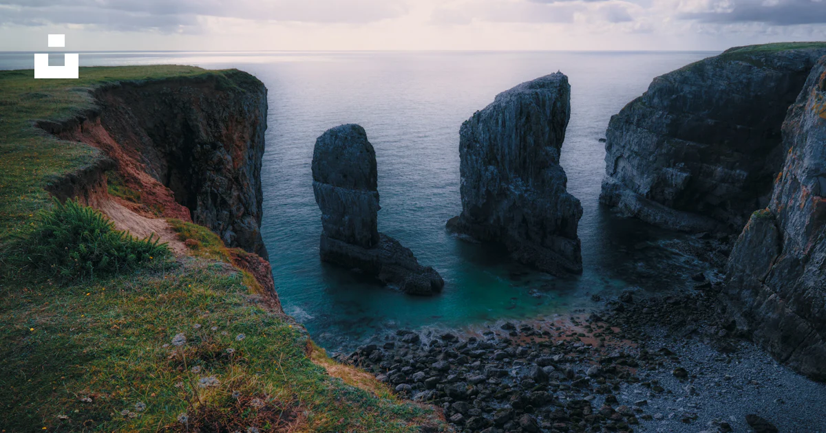Sea stack beside cliff in Wales photo – Free Wales Image on Unsplash