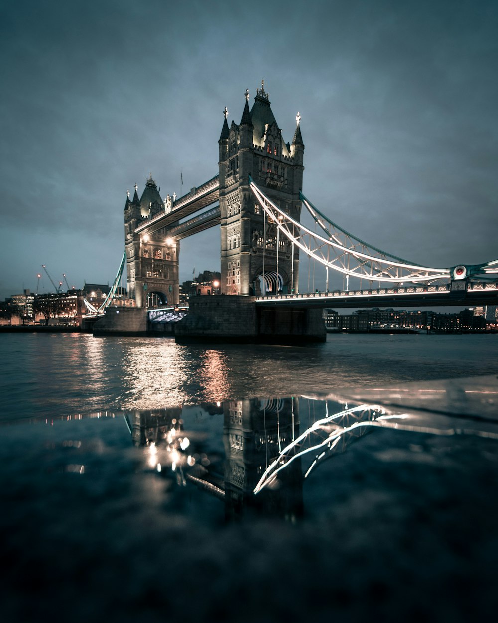 タワーブリッジ、夜のロンドン