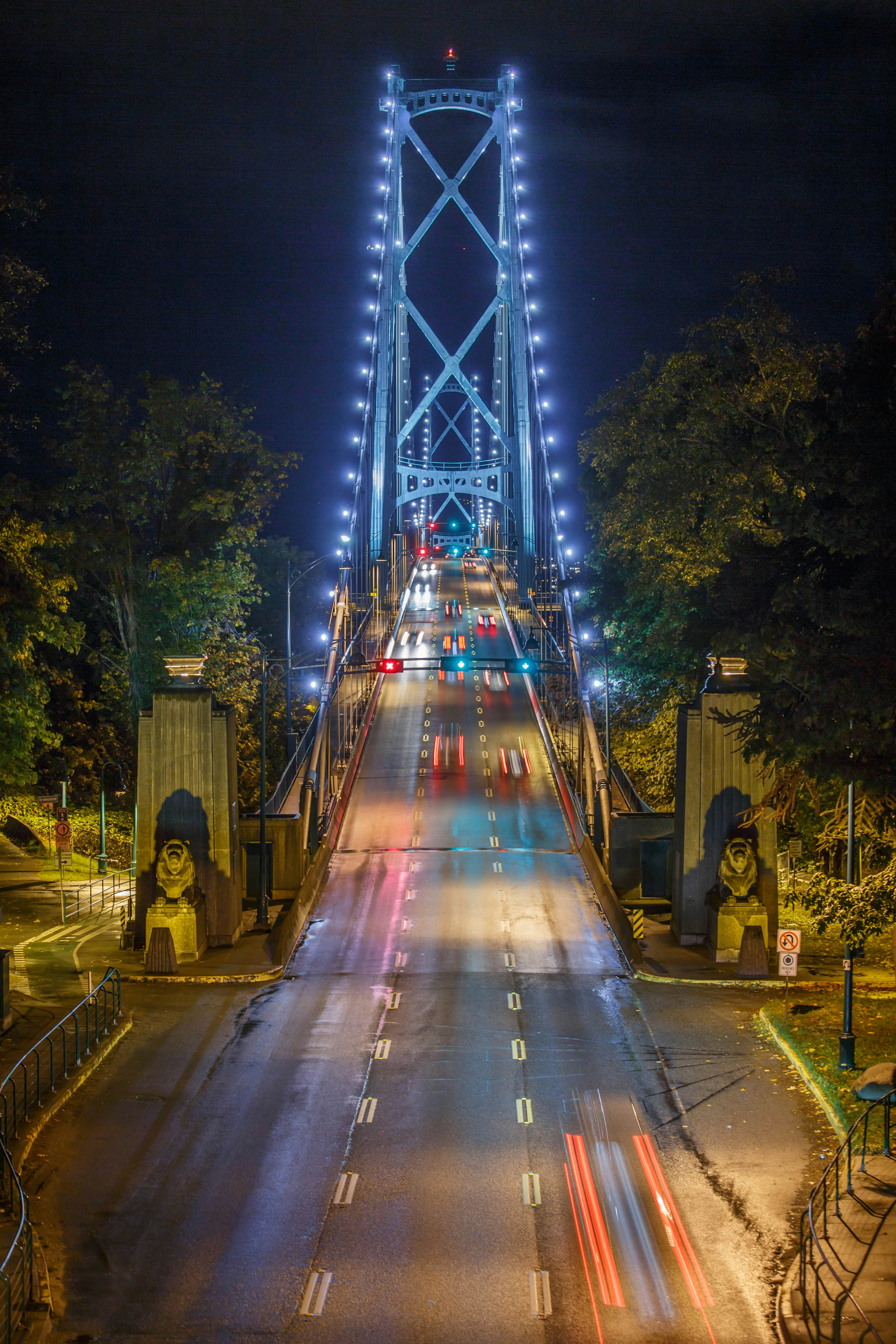 Vehículos que pasan por el puente durante la noche