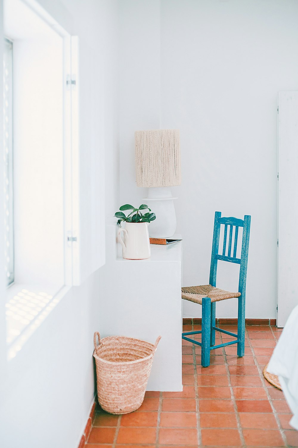 weißer Holzschreibtisch mit grünem Stuhl im Zimmer