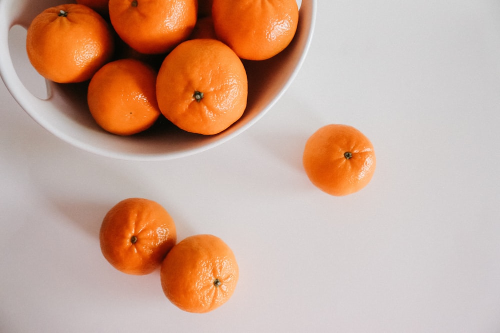 オレンジ色の柑橘系の果物をボウルに