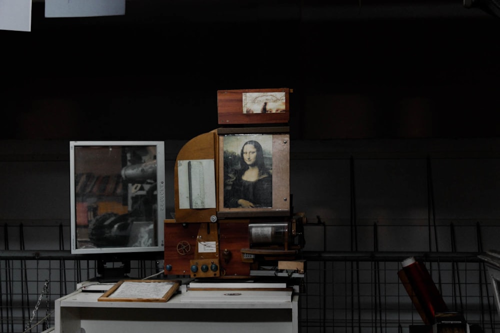 Foto de la Mona Lisa con marco de madera marrón