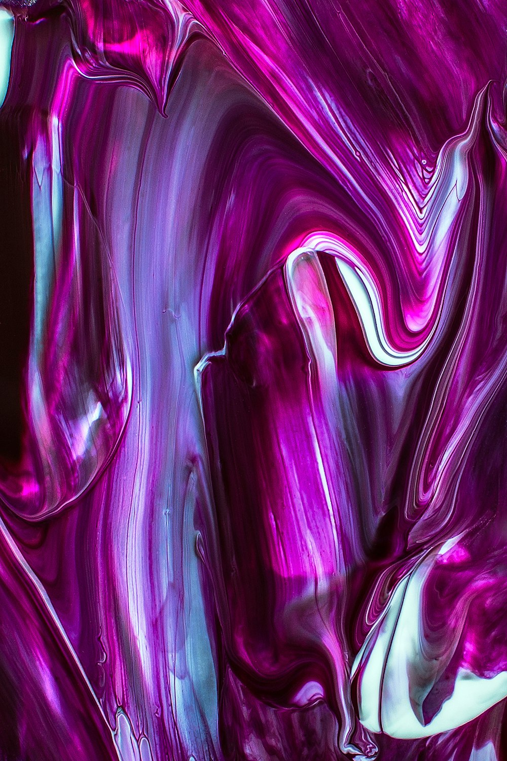 Un primer plano de una pintura abstracta púrpura y blanca