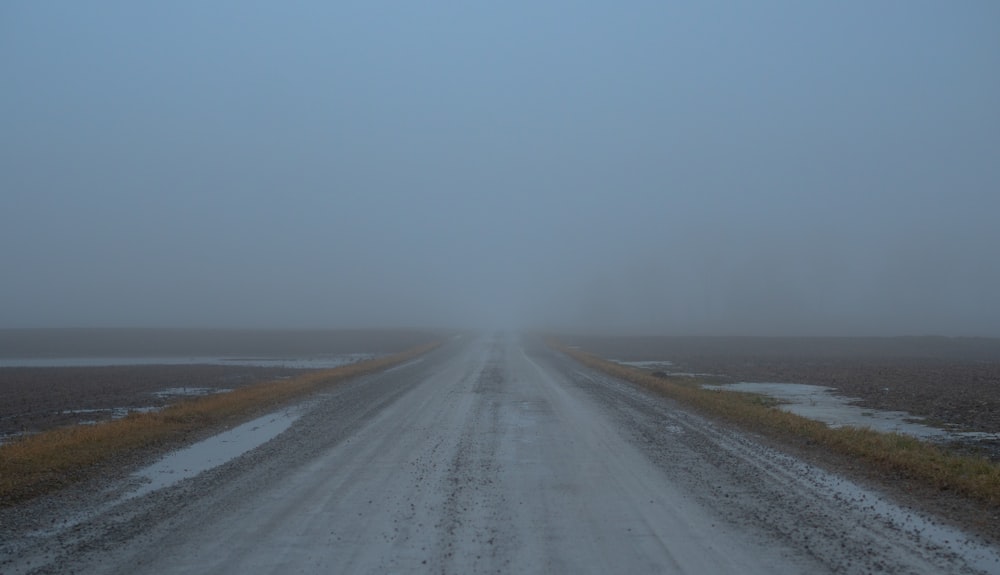 Carretera gris por la noche