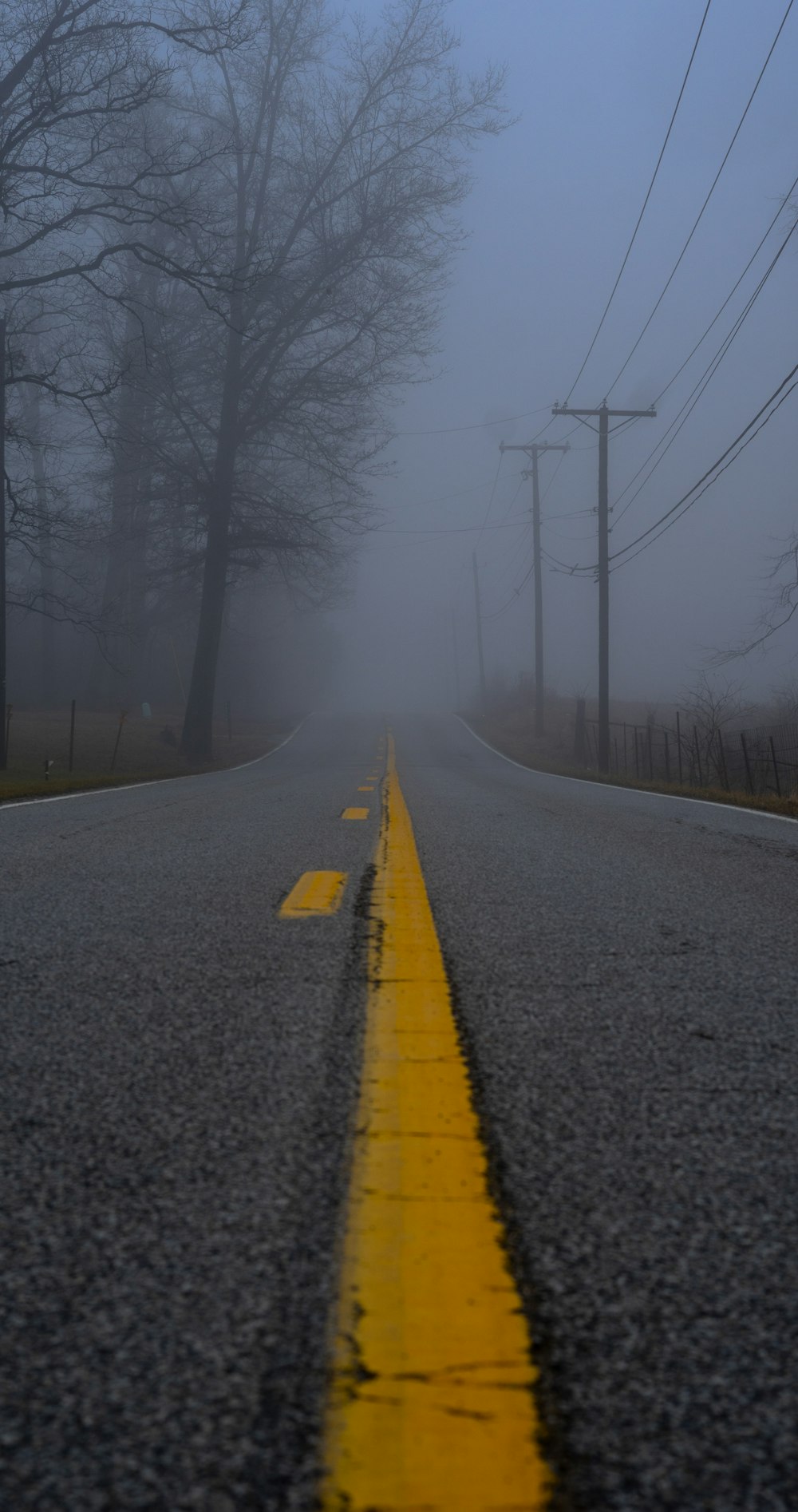 霧の中のコンクリート道路