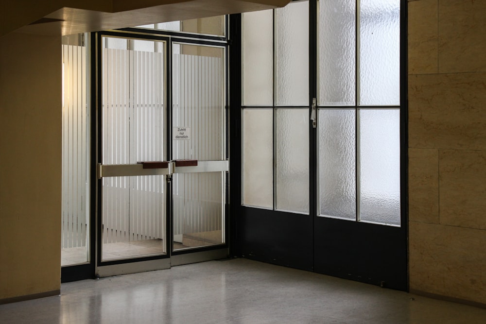 puerta cerrada de vidrio con marco de acero inoxidable gris
