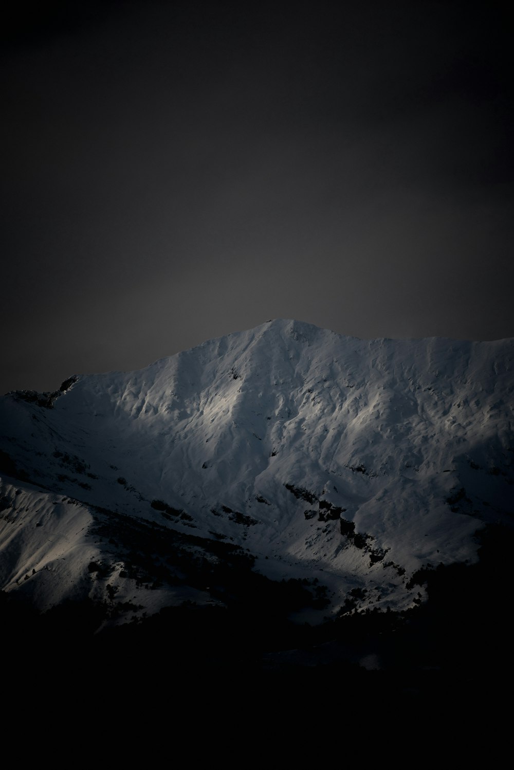 Montaña cubierta de nieve