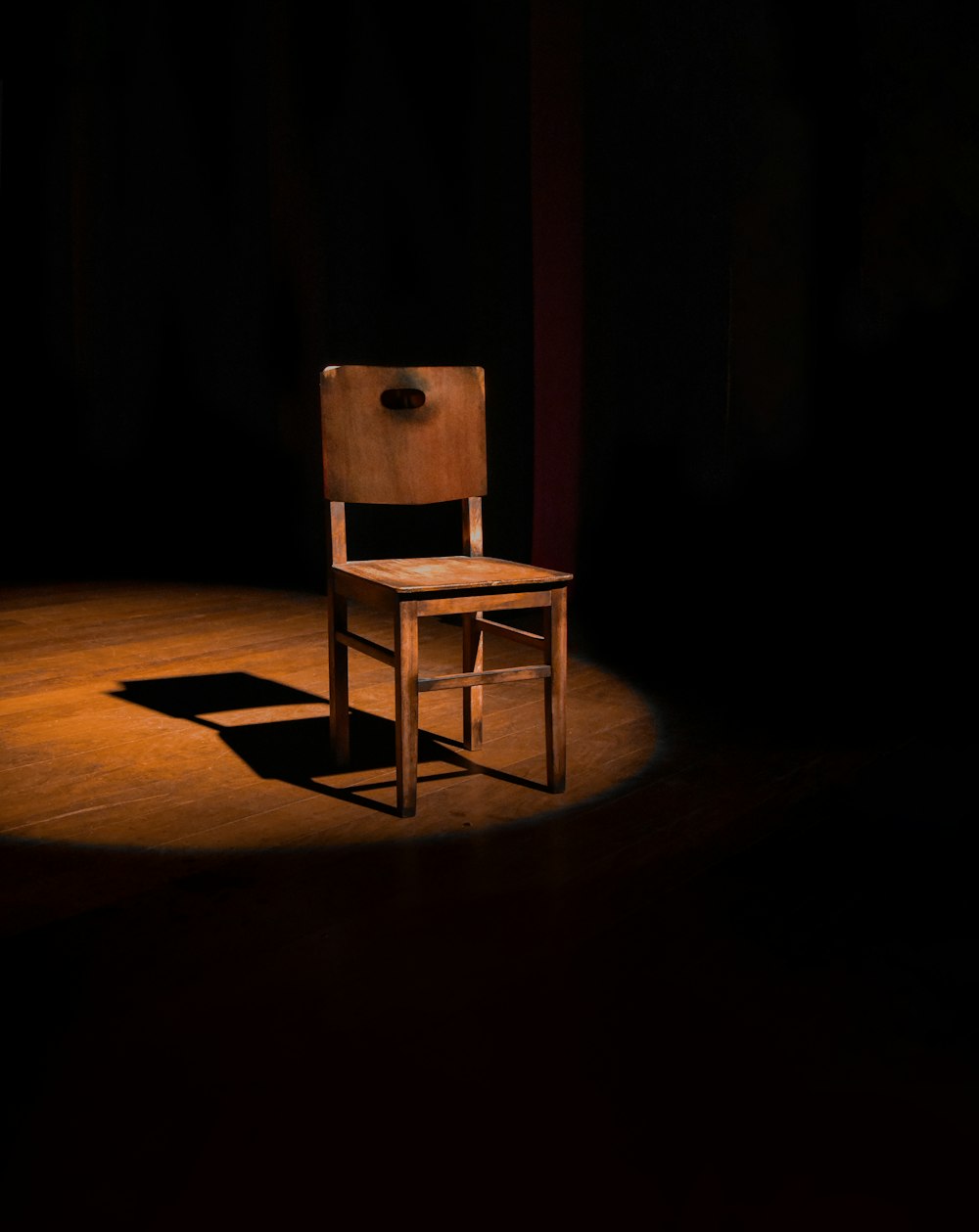 silla sin brazos de madera marrón vacante