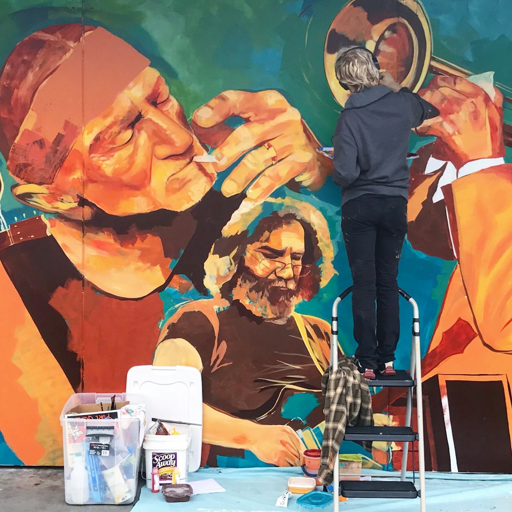 person doing a graffiti of men playing music