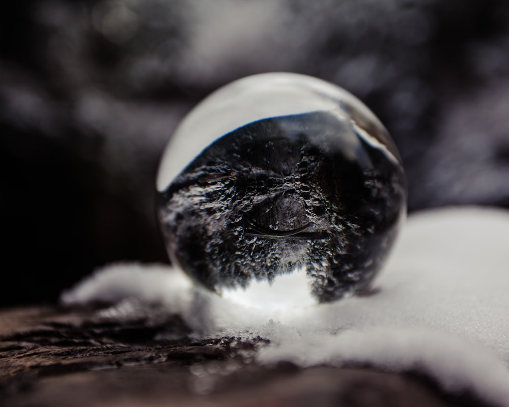 白い織物の円形の透明なガラス球