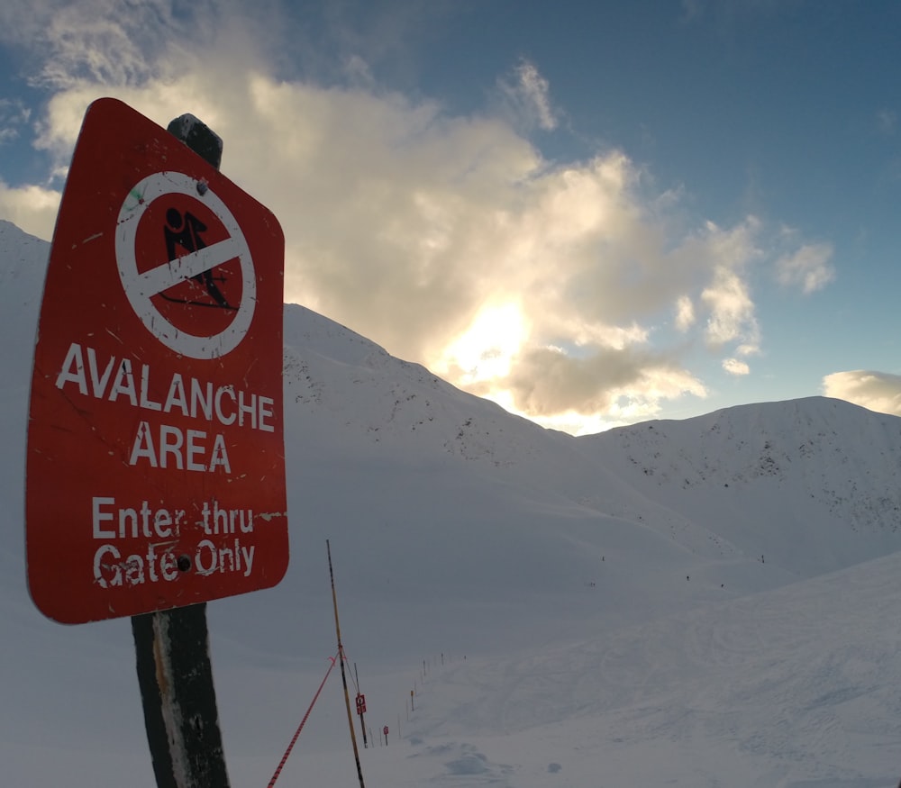 Sinalização da área de avalanche no campo de neve