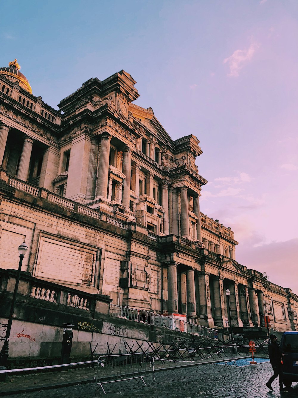 Edificio de hormigón blanco bajo cielo azul