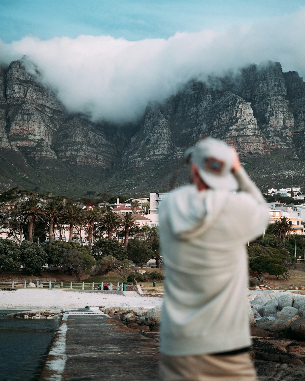 mountain surrounded with clouds during daytime