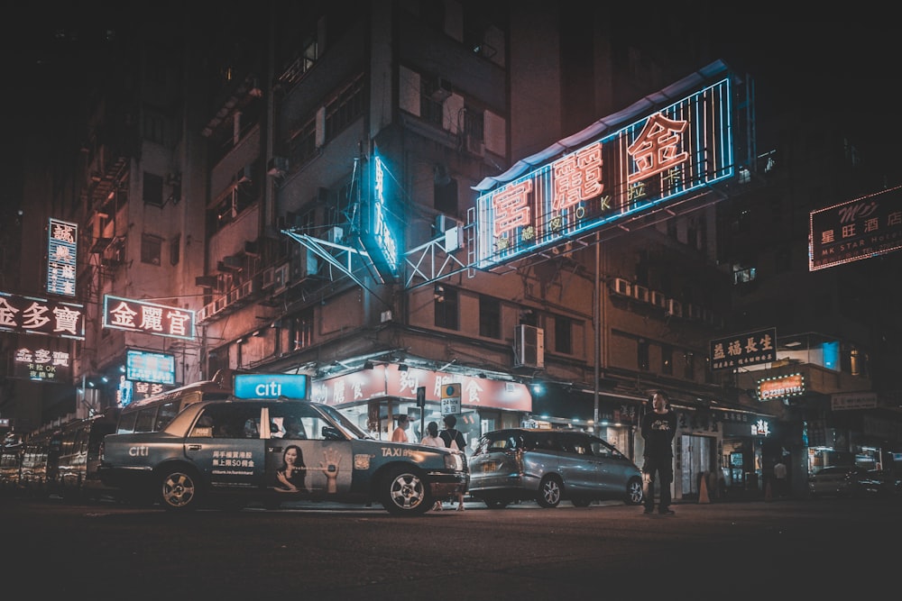 夜間に建物の近くに車を立てる男