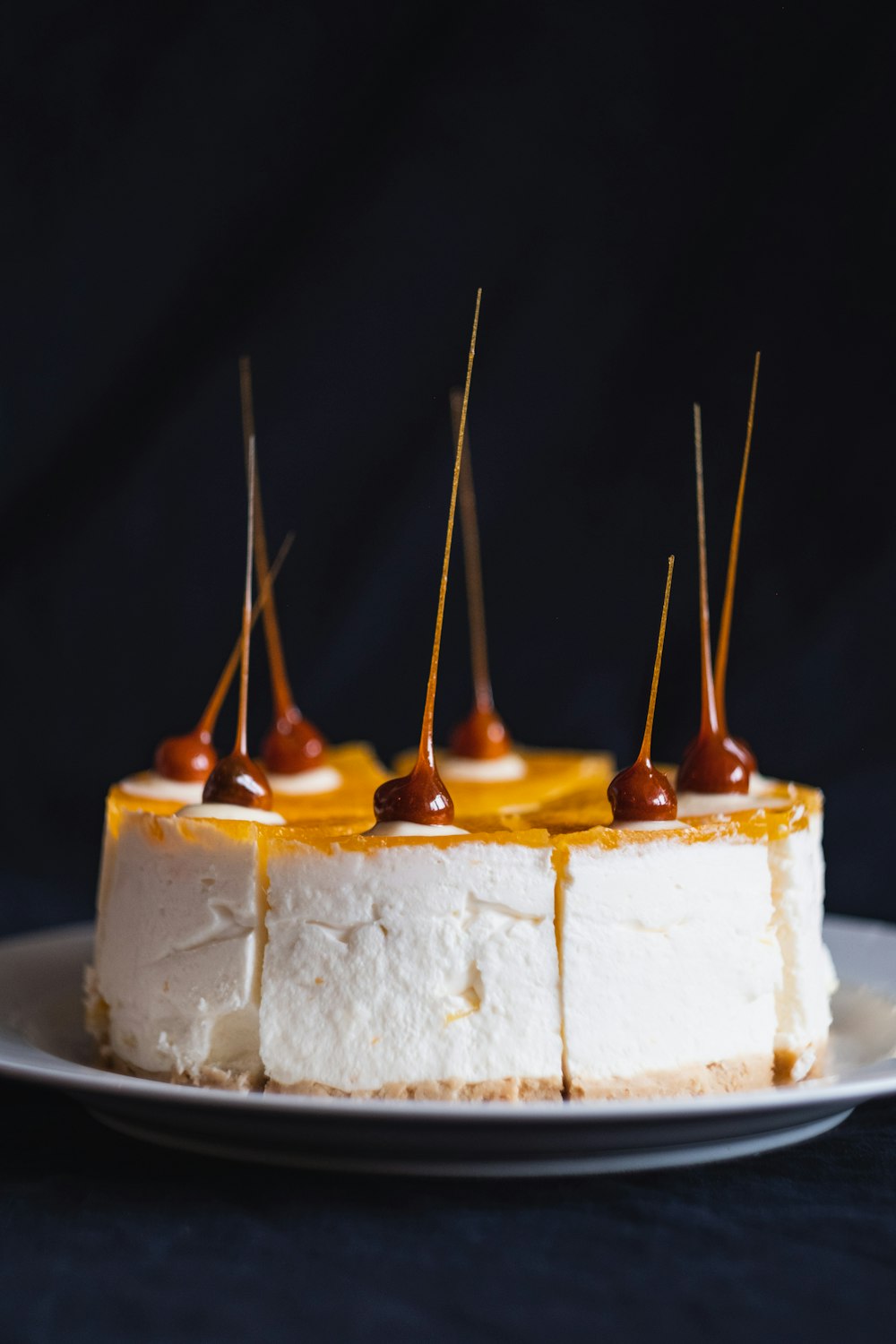Photographie de mise au point sélective d’un gâteau garni joyeux sur une assiette blanche