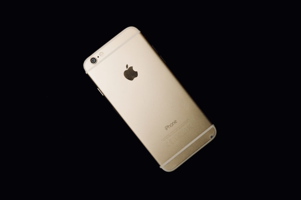 iPhone 6 doré sur fond noir