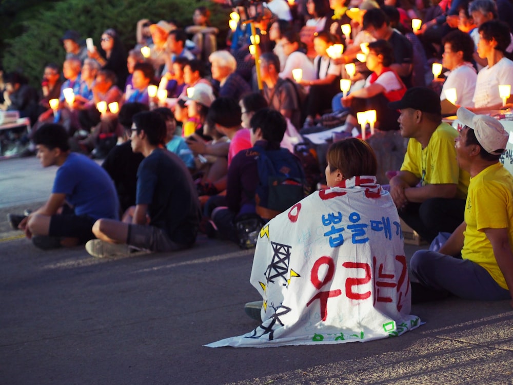 people wrapped Chinese text banner