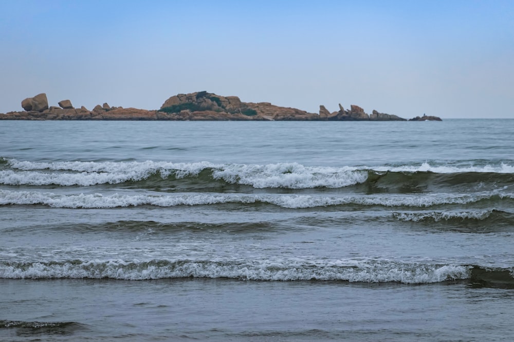 sea waves during daytime