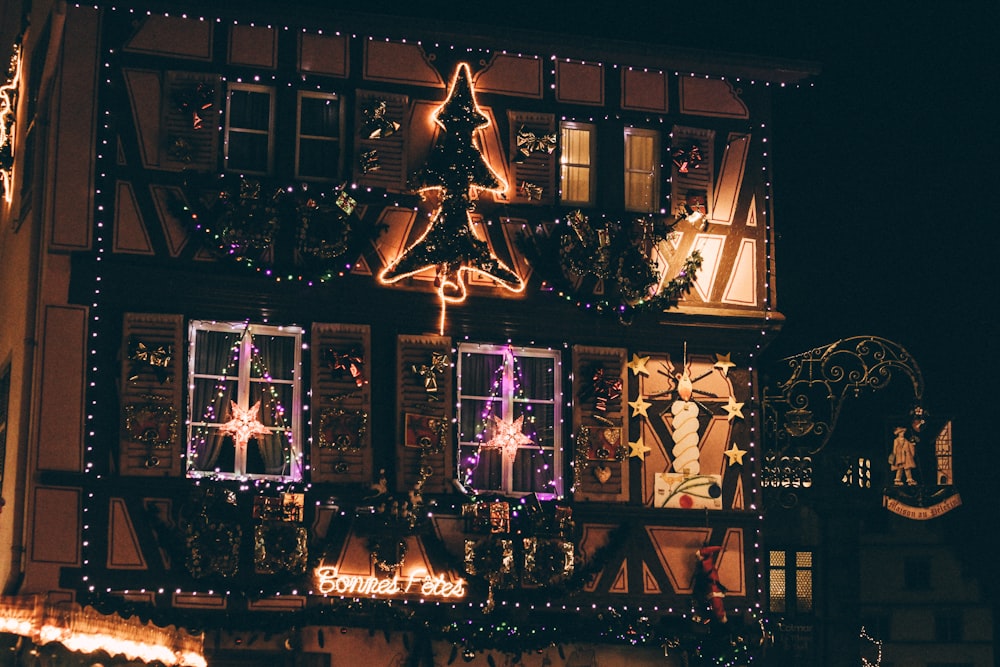 Häuser mit Weihnachtsbaum und süßen Zwitschern