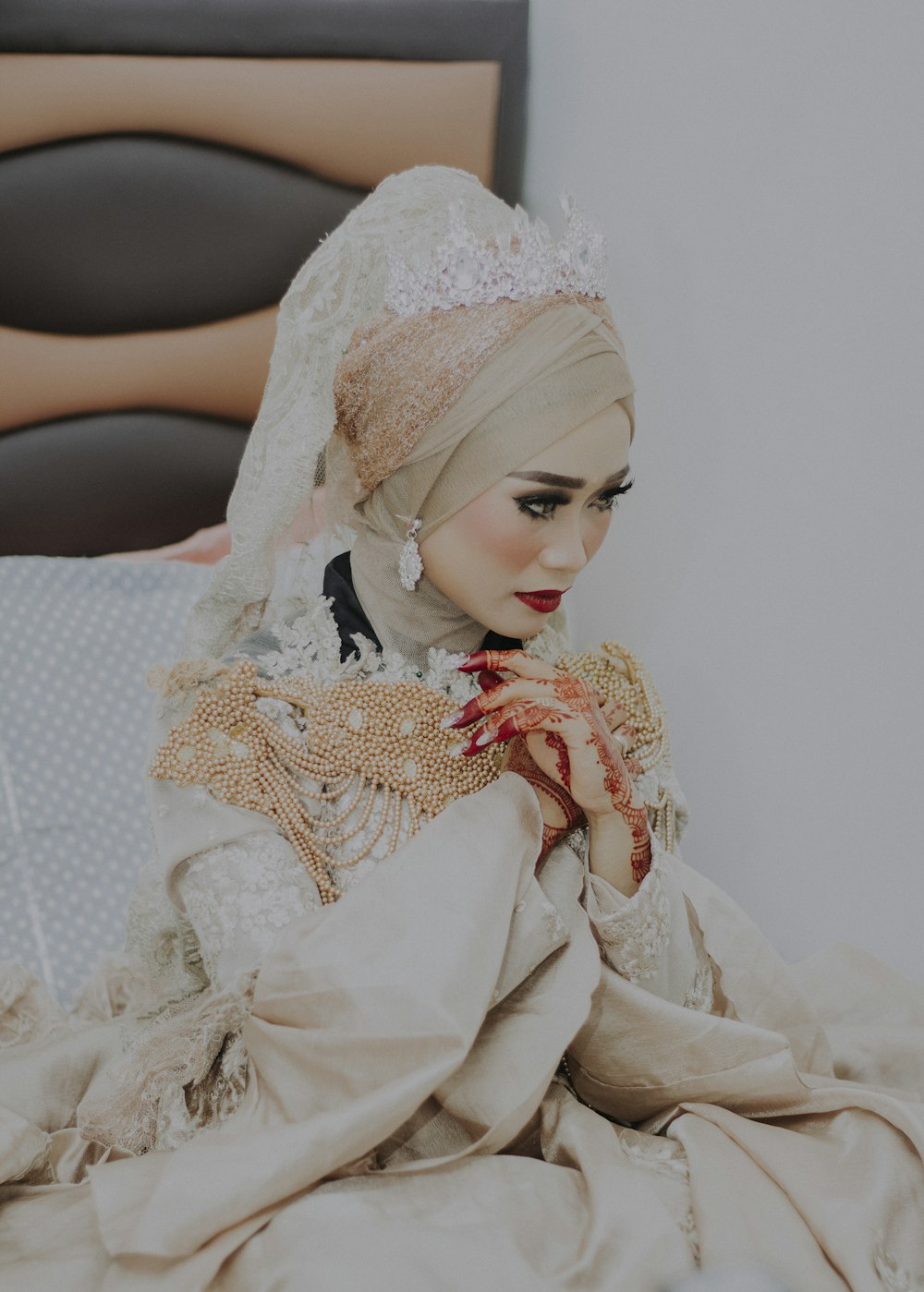 mujer con vestido de novia floral beige y blanco