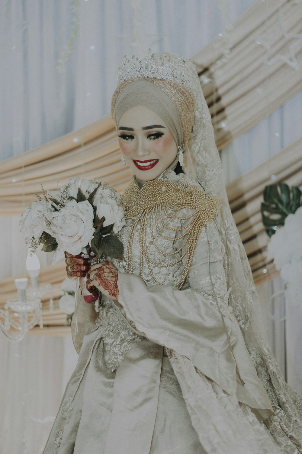 mujer sonriente con vestido de novia