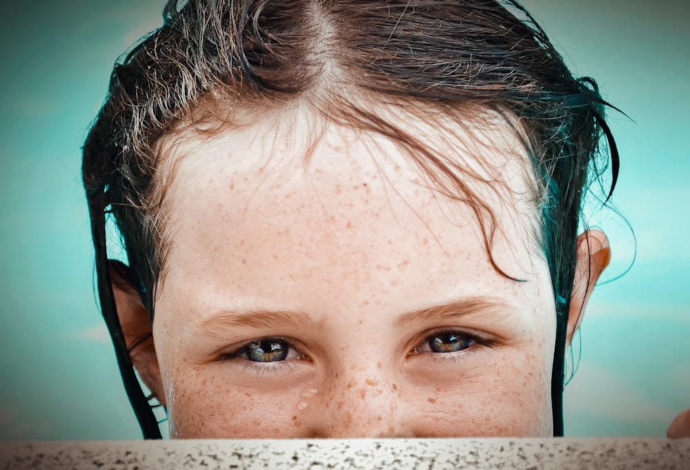 Selektive Fokusfotografie eines Mädchens am Pool