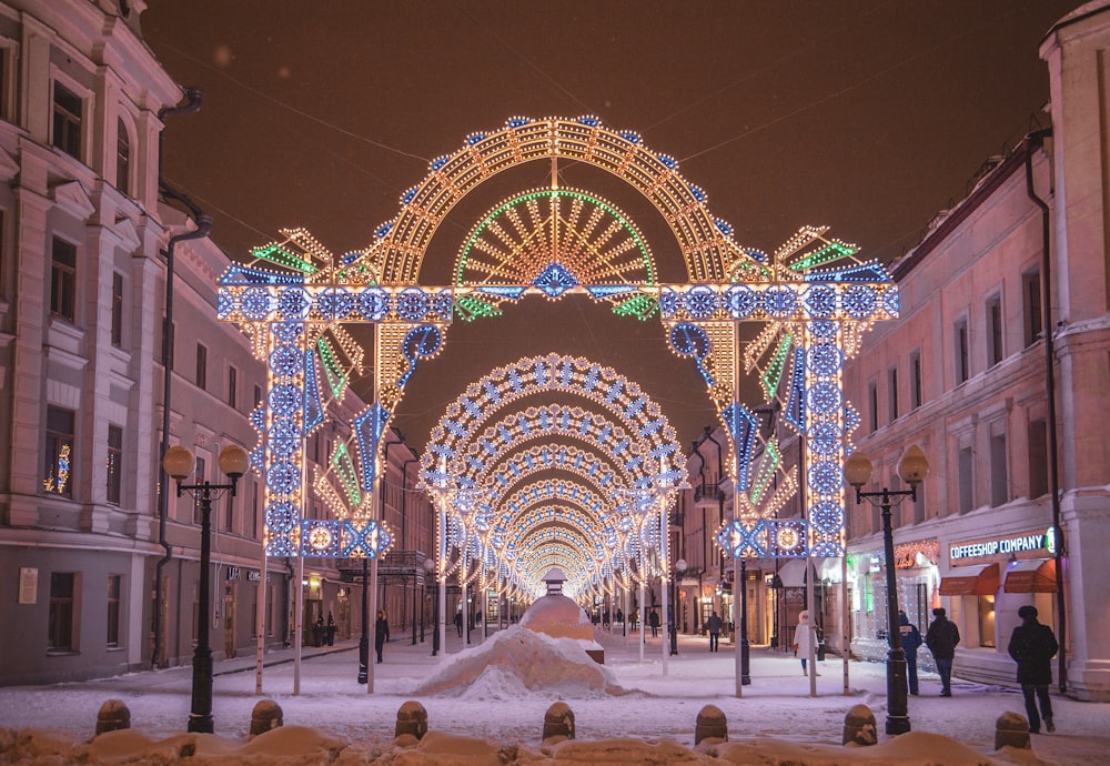 Orangefarbene, blaue und weiße Lichter zwischen weißen Betongebäuden