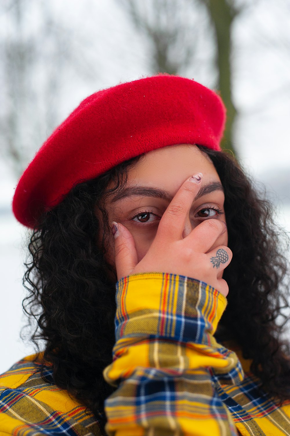 Foto Mujer con camisa de manga larga a cuadros amarilla, marrón y azul con  sombrero rojo sosteniendo su rostro – Imagen Malieveld gratis en Unsplash
