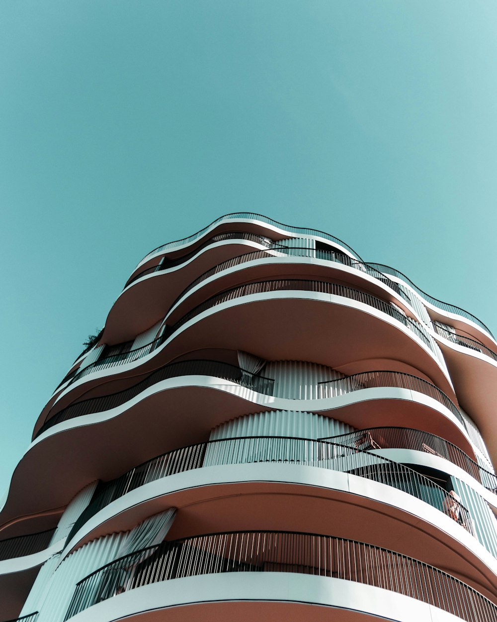 Fotografia dal basso dell'edificio in cemento bianco