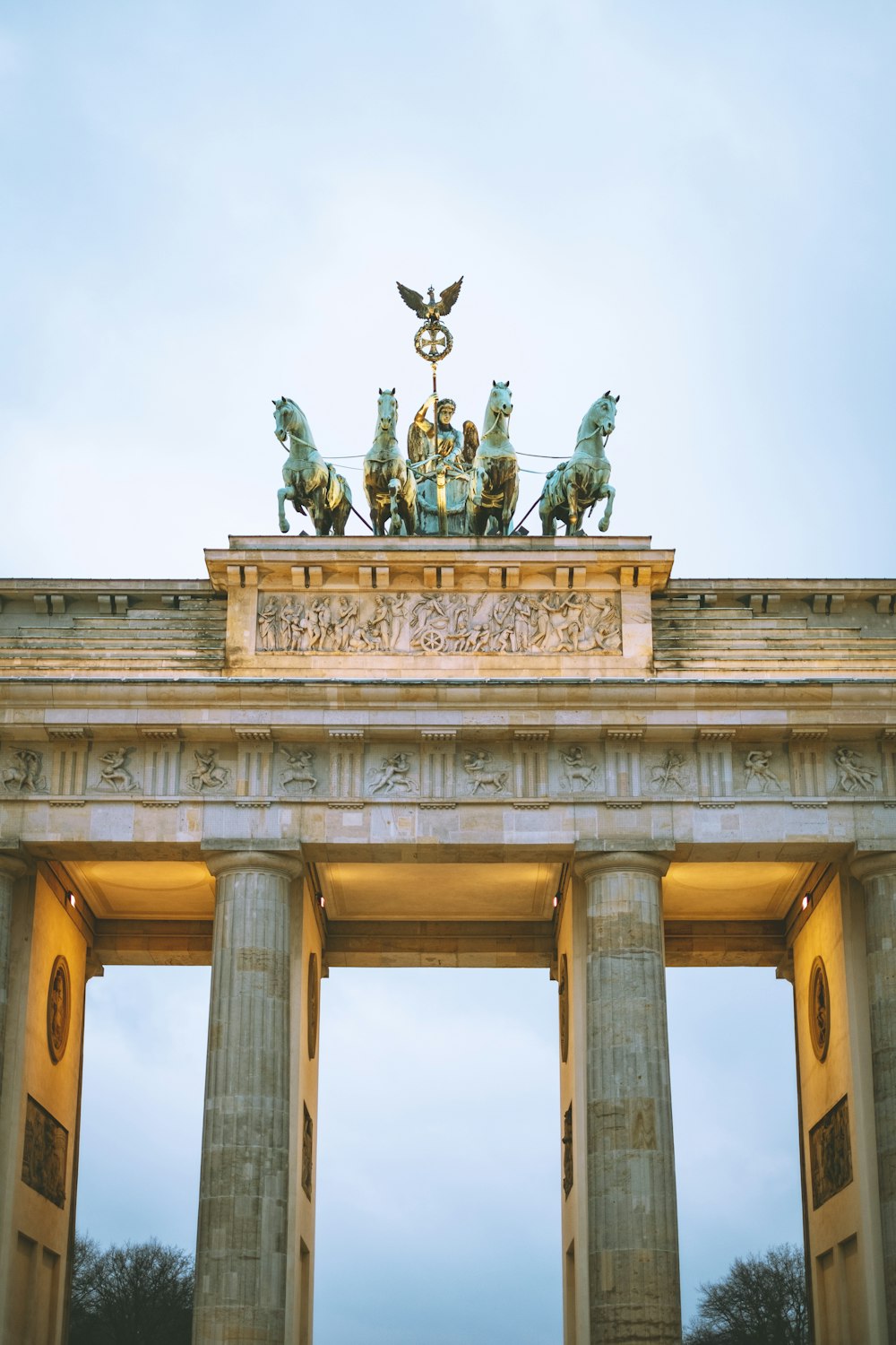 braunes Betontor unter weißen Wolken