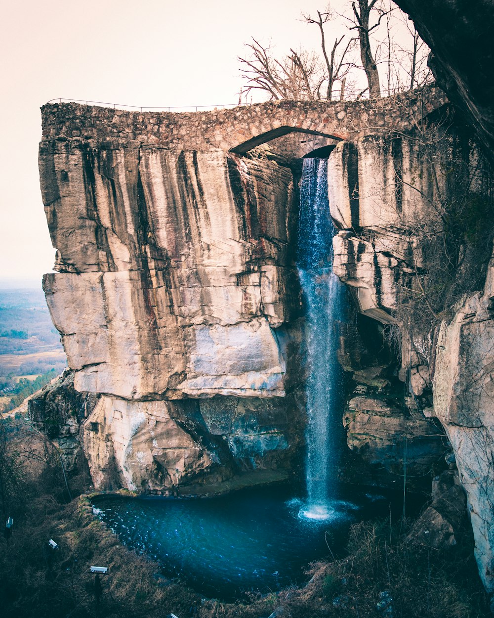 Selektive Fokusfotografie von Wasserfällen bei Tag
