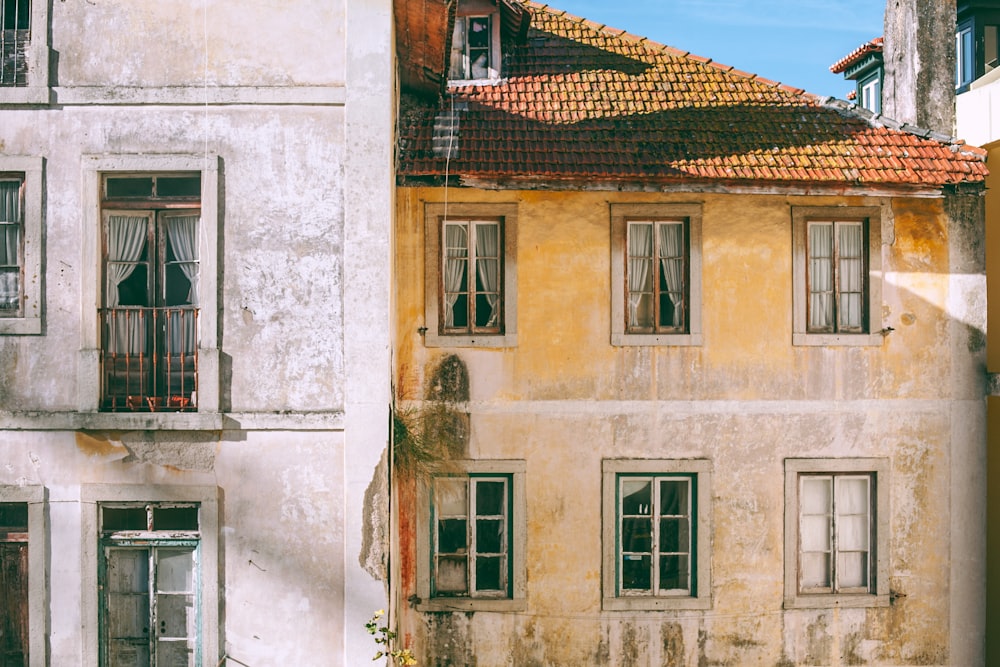 edificio in cemento marrone e grigio