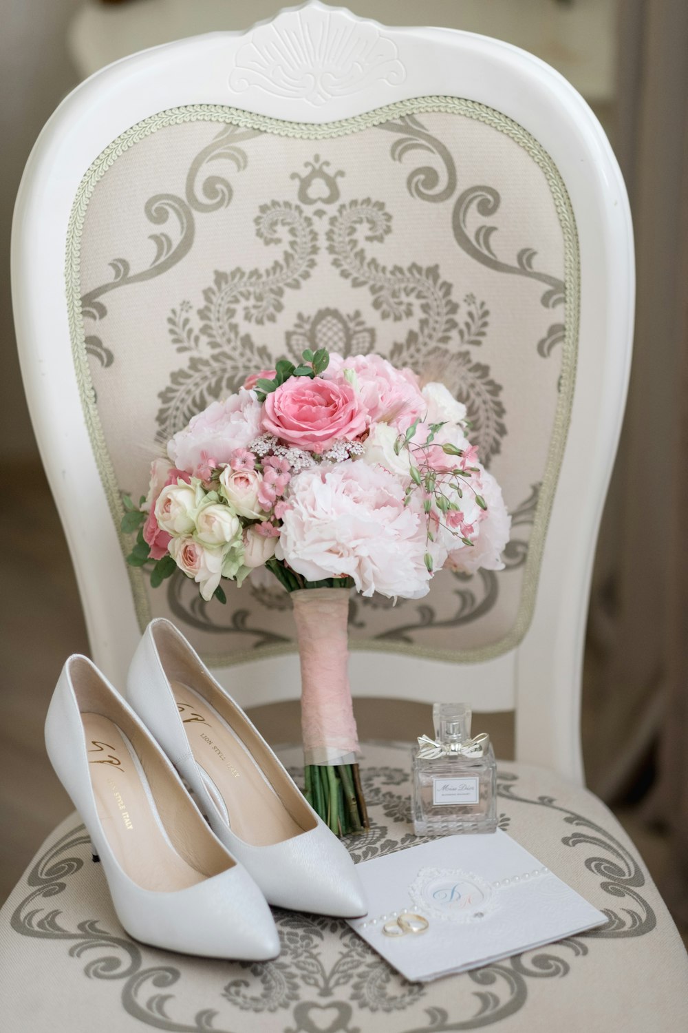 white and pink flower bouquet