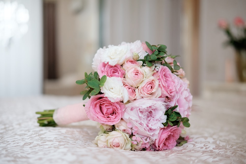 bouquet di peonie rosa e bianche