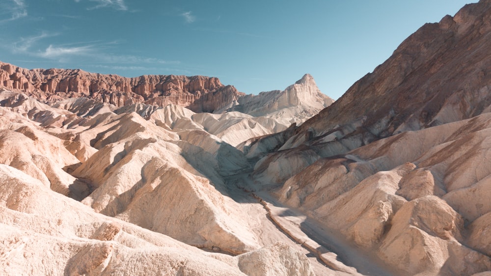 Montagnes brunes sous ciel bleu