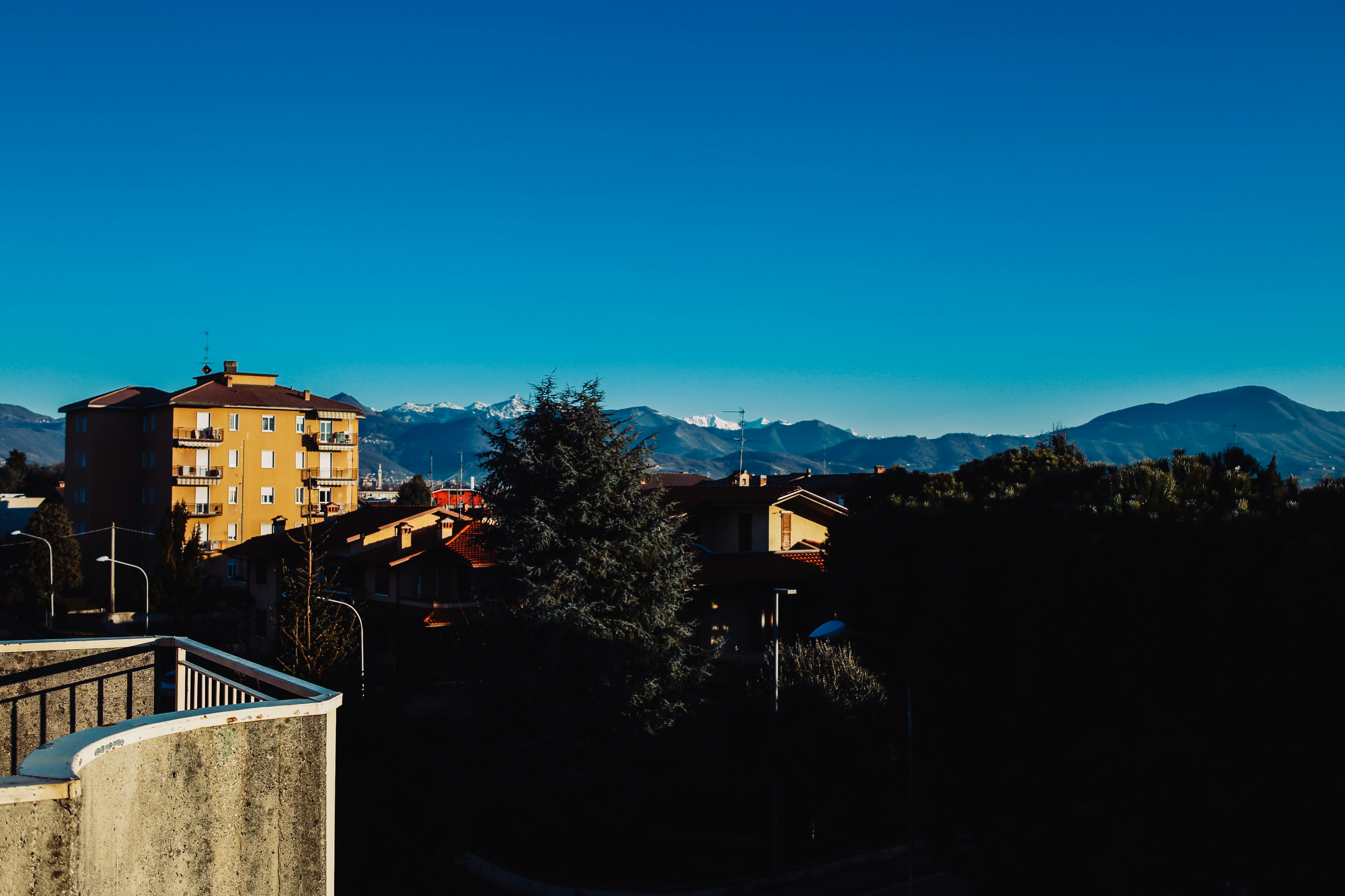 Luftaufnahme eines Hochhauses neben Bäumen