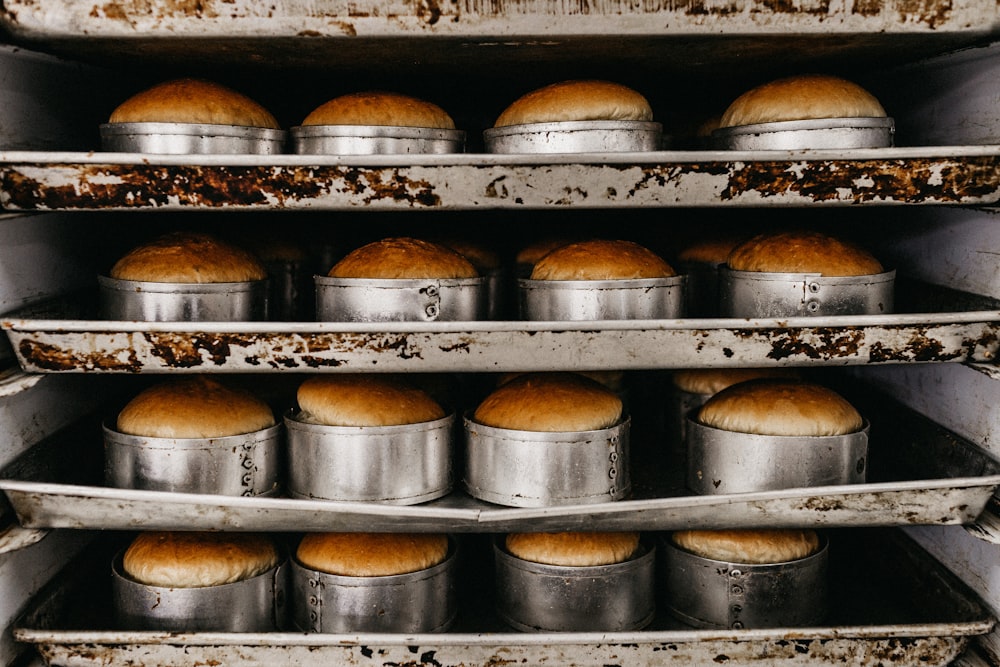 gâteau cuit à l’intérieur du four