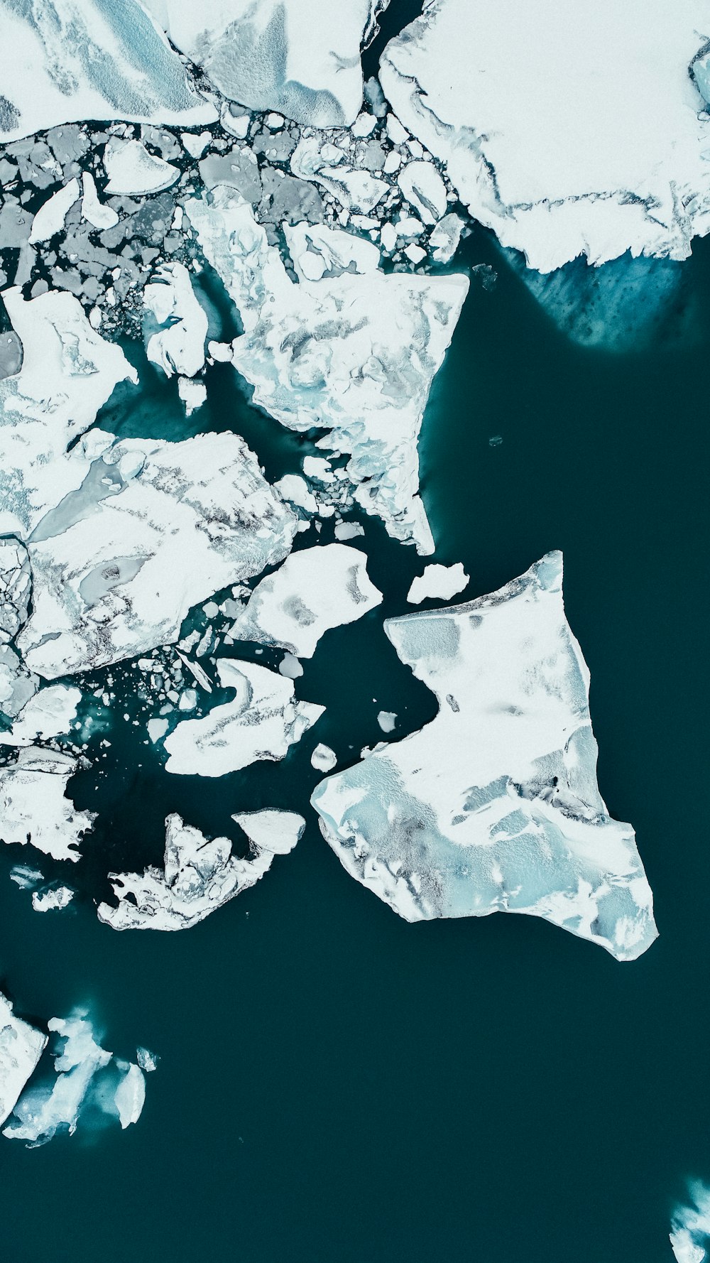 de la glace blanche sur le plan d’eau pendant la journée