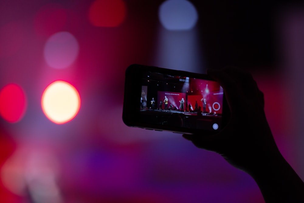 Foto mit flachem Fokus einer Person, die ein Smartphone in der Hand hält