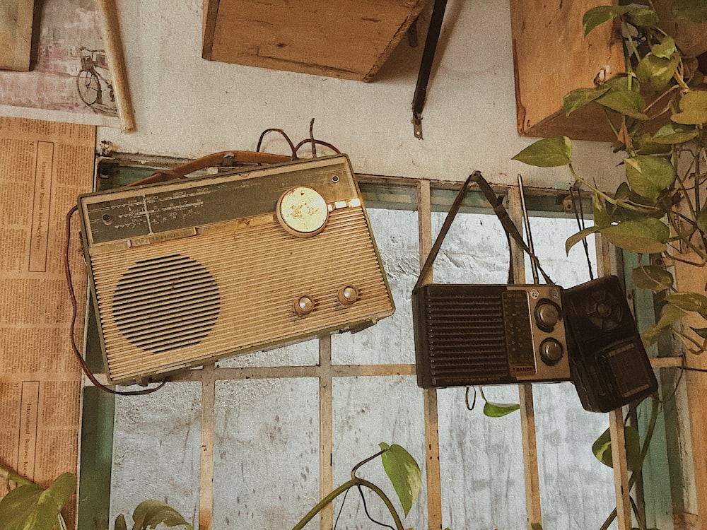 Tres radios de colores variados cuelgan de la pared