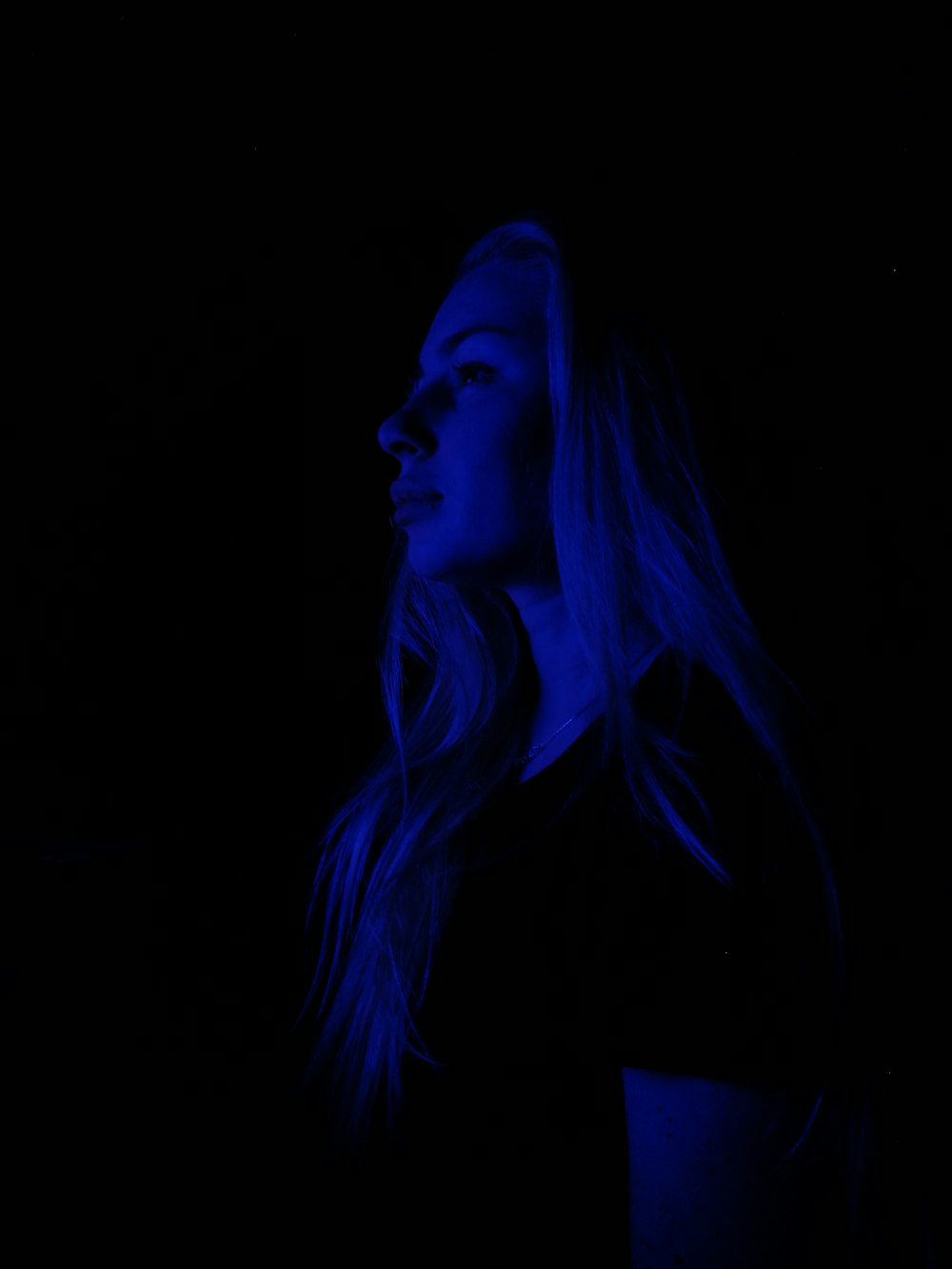 Mujer con camiseta iluminada con luz azul
