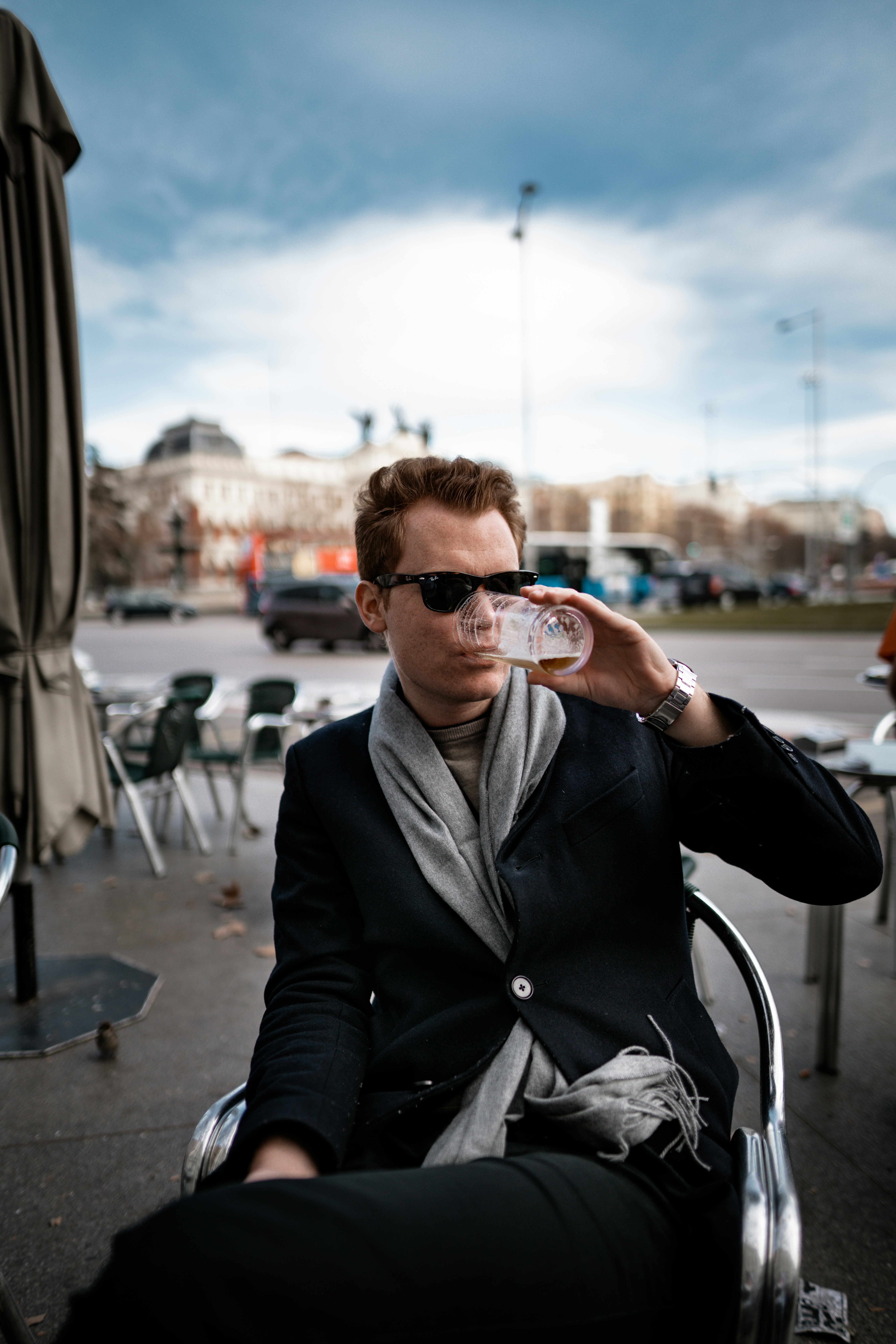 黒いサングラスをかけた黒い革のジャケットと黒いズボンの男の写真 Unsplashで見つける衣類の無料写真