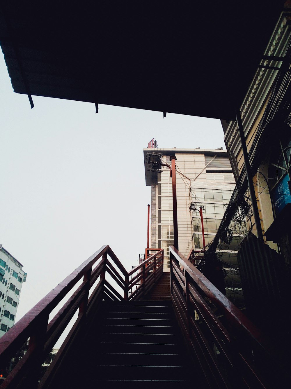 Escaliers bruns vides pendant la journée